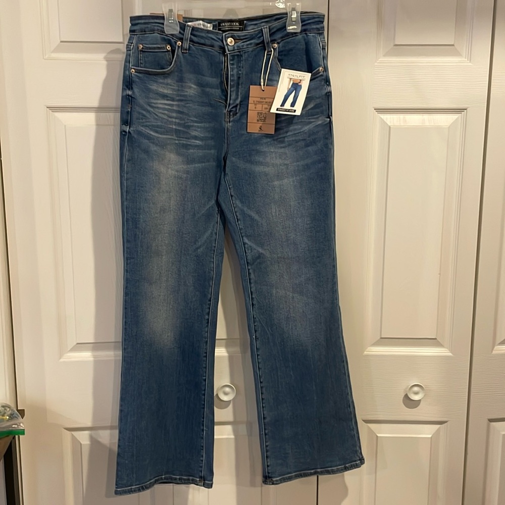 Women’s relaxed straight fits jeans